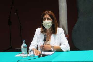 La alcaldesa Carmen Hernández y el concejal Servando Hernández durante la presentación del programa festivo/TA.